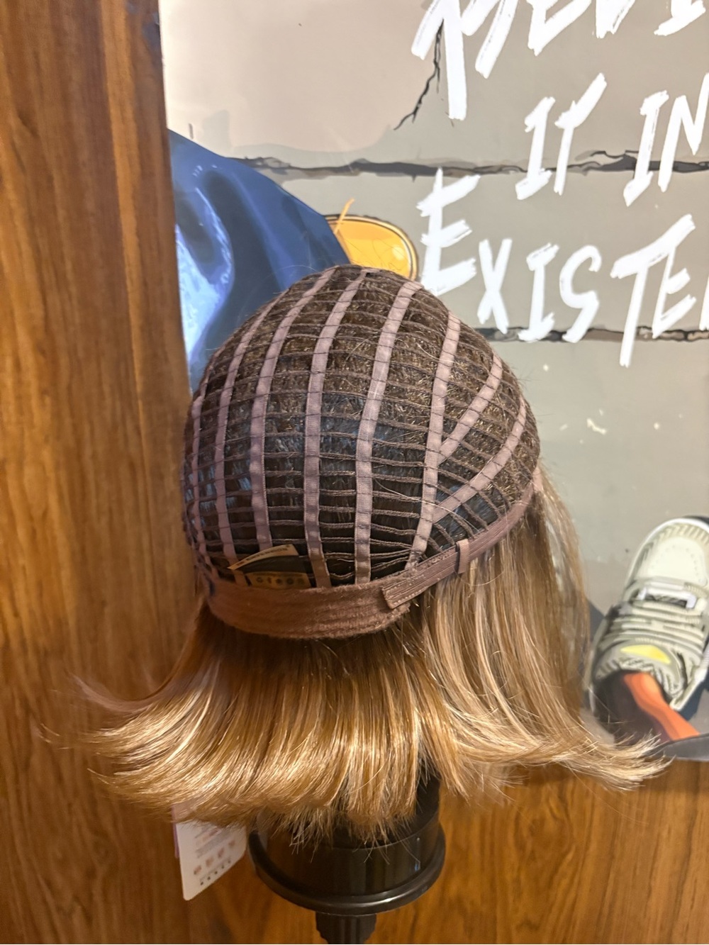 Short Layered Women's Wig in Light Brown with Blonde Highlights - Picture 4 of 11